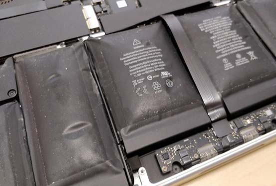 MacBook-battery-swelling